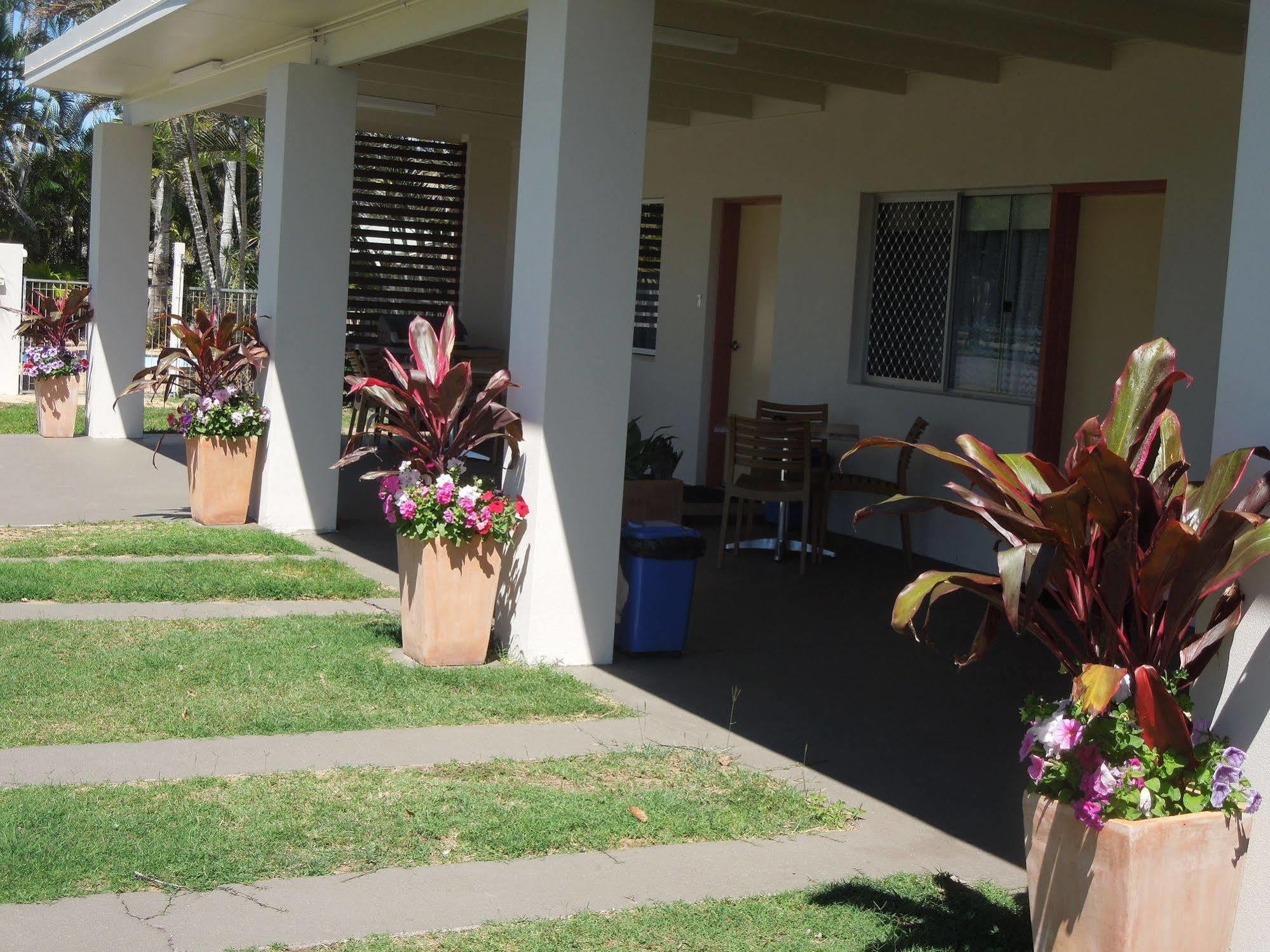 Moore Park Beach Inn Bundaberg Exterior foto