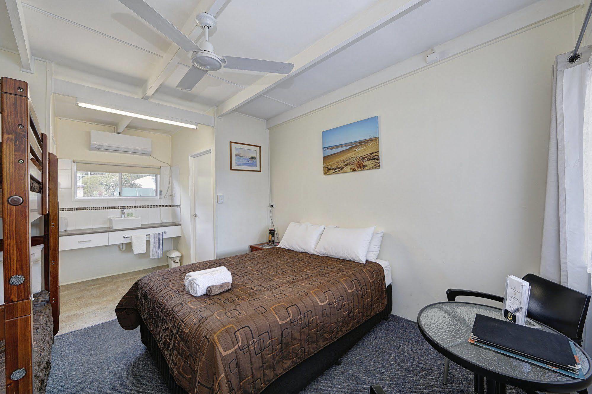 Moore Park Beach Inn Bundaberg Exterior foto
